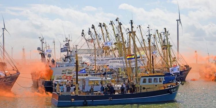 Utilfredse hollandske fiskere blokerer havn pga. stigende brændstofpriser foto: EMK
