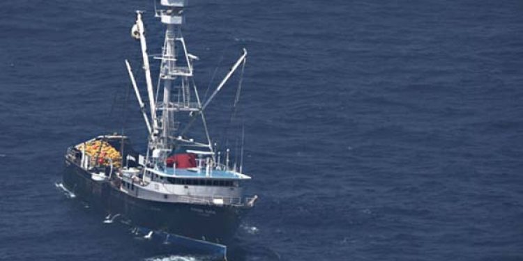Dansk fregat hjælper spanske fiskere i nød.  Foto: Spansk  trawler - søværnet