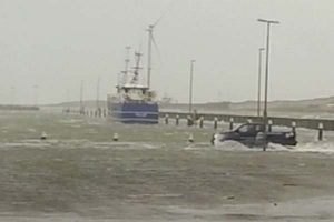 Stormen BODIL rammer den jyske vestkyst.  Foto: fra Hvide Sande Havn over middag - Fotograf: Dennis Hansen - FiskerForum