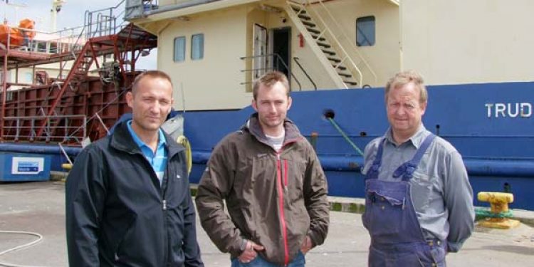 Hvide Sande Supply Agency ApS har haft de første opgaver som agentvirksomhed overfor skibe som er anløbet Hvide Sande Havn. Fra venstre er det Michael Vejlgaard