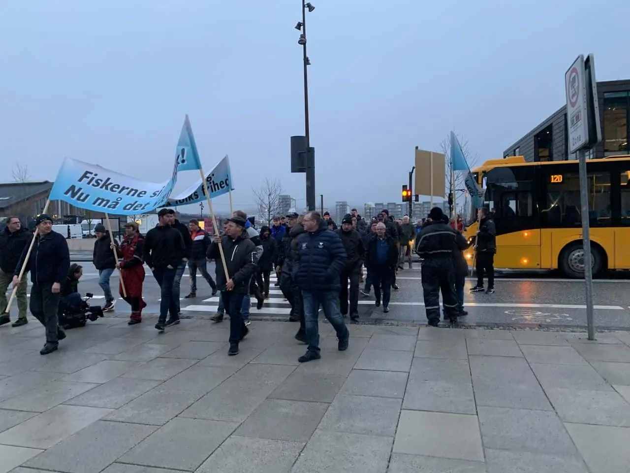 Read more about the article Fiskerne støtter kæmpe demonstration mod en magtbegærlig regering