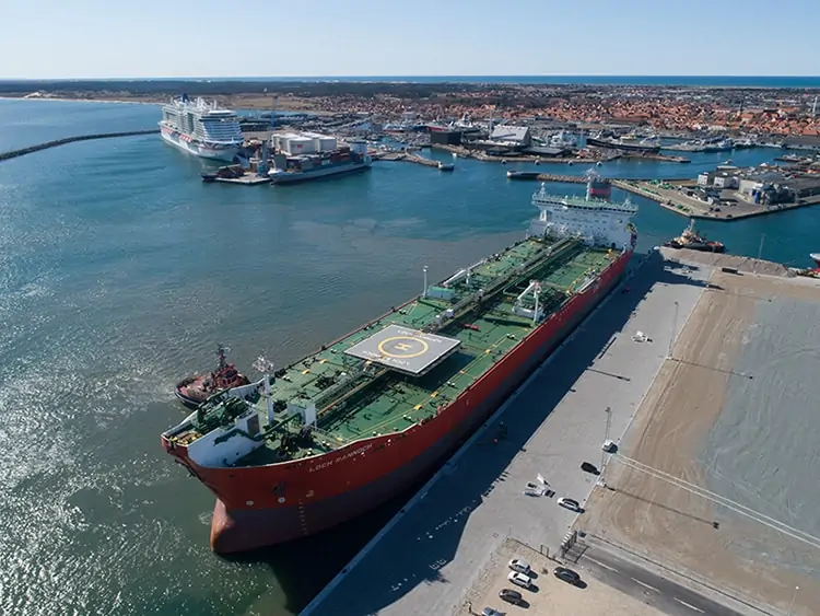 Efter fejringen af den seneste havneudvidelse – Etape 3, er der nu fuld belægning, langs de nye kajer.  foto: Skagen Havn 