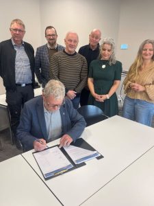 Ib W Jensen underskriver - foto_ Assens Kommune