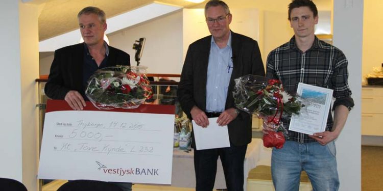 Thyborøn Havn ved havnechef Jesper Holt Jensen uddeler dette års initiativpris.   Foto: fra venstre Tamme Bolt og Martin Kynde til højre modtager dette års Initiativpris fra Thyborøn Havn