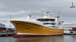 I Fuglefjord landede den danske trawler **Isafold** fra Hirtshals hele 2.400 tons makrel til Pelagos i Fuglefjord.  foto. KiranJ