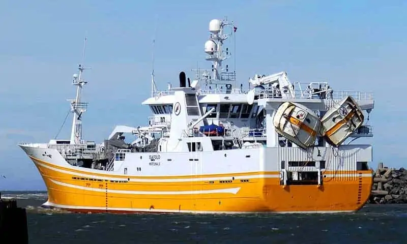 Isafold lander makrel til Pelagos i Fuglefjord på Færøerne