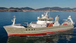 Efter en stormfuld sejltur fra den spanske by Vigo til Island, hvor skibet måtte søge læ for uvejret ved Færøerne, nåede Islands nye forskningsskib Thórunn Thórðardóttir HF-300 kun kort hjem til sin havn i Hafnarfjörður, før det stævnede ud igen for at deltage i forårets bundtrawlsundersøgelse. Foto : fiskerforumdk