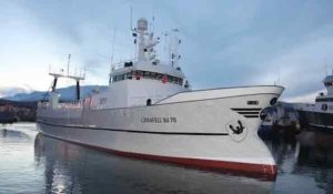 Rederiet Thor i Hósvík på Færøerne har overtaget den islandske trawler »Ljósafell«. Det ældre, men velholdte fartøj er nu på vej til Færøerne, hvor det skal indgå i rederiets flåde. Den islandske trawler »Ljósafell«, er netop blevet erstattet af et nyere fartøj i Island, skriver Fiskur.fo. foto: Reidariid