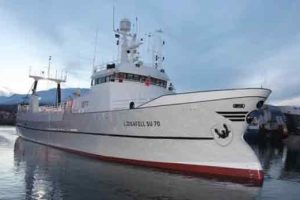 Rederiet Thor i Hósvík på Færøerne har overtaget den islandske trawler »Ljósafell«. Det ældre, men velholdte fartøj er nu på vej til Færøerne, hvor det skal indgå i rederiets flåde. Den islandske trawler »Ljósafell«, er netop blevet erstattet af et nyere fartøj i Island, skriver Fiskur.fo. foto: Reidariid