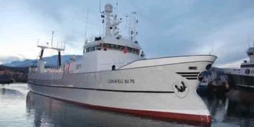 Rederiet Thor i Hósvík på Færøerne har overtaget den islandske trawler »Ljósafell«. Det ældre, men velholdte fartøj er nu på vej til Færøerne, hvor det skal indgå i rederiets flåde. Den islandske trawler »Ljósafell«, er netop blevet erstattet af et nyere fartøj i Island, skriver Fiskur.fo. foto: Reidariid