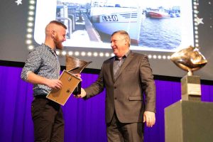 Ung Skagenfisker vinder iværksætterpris.  Foto:Lars Sørensen får overrakt Iværksætterprisen af Karl Erik Slynge