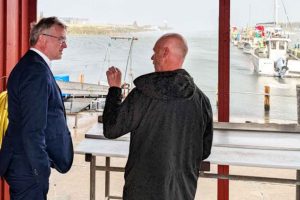 Fiskeriminister Jacob Jensen (V) besøgte i sidste uge Tyskerhavnen i Hvide Sande. Her mødtes han med fjordfisker Andreas Huus samt repræsentanter for erhvervet, herunder Thomas Rahbek Sloth, formand for Sydvestjysk Fiskeriforening, borgmesterkandidat Lone Andersen (V) og fiskeeksportør Jens Nicolai Vejlgaard. foto: Sydvestjysk Fiskeriforening