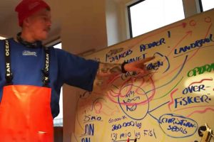 Jakob Clausen fra P. Clausens Fiskehandel i Aarhus er kendt for sine skarpe holdninger til dansk fiskeri. Han har allerede skabt debat ved at fravælge opdrættet laks i sin butik, og nu kaster han sig over en endnu større udfordring – Østersøens kritiske tilstand. youtube Clausens Fiskehandel Aarhus