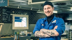 Jakob Clausen har aldrig lagt skjul på sin modstand mod opdrættet fisk. Han har gang på gang sat spørgsmålstegn ved den måde, store dele af fiskeindustrien drives på, og især den øgede afhængighed af opdrættede fisk i danske fiskehandlere.  foto: P. Clausens Fiskehandel 
