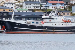 I Klaksvik landede fryse- og lineskibet **Jákup B** i sidste uge en last på 262 tons frossen fisk. foto: Kiran J