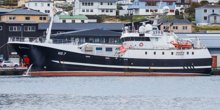 I Klaksvik landede fryse- og lineskibet **Jákup B** i sidste uge en last på 262 tons frossen fisk. foto: Kiran J