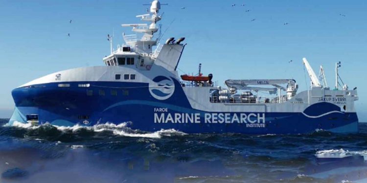 »Jákup Sverris« der er det færøske havforskningsskib hos Havstovan.fo, har nu startet et måleprojekt op, med et hydrografisk instrument, der blandt andet skal måle temperatur, saltholdighed, vanddybde og tryk på fiskebanken. foto Havstovan.fo