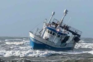 En omfattende redningsindsats udspillede sig onsdag ved indsejlingen til Hirtshals Havn, hvor trawleren FN 462 Jeanne kom i vanskeligheder efter en motorskade tidligere på dagen. foto: Henning Hansen