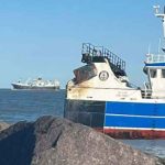 Efter en dramatisk grundstødning ved Nordmolen ved Hirtshals Havn - er besætningen nu reddet sikkert i land med helikopter – nu venter det afgørende øjeblik med højvande og en kontrolleret »warping«. foto: Erik Kronquist