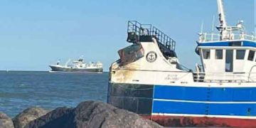 Efter en dramatisk grundstødning ved Nordmolen ved Hirtshals Havn - er besætningen nu reddet sikkert i land med helikopter – nu venter det afgørende øjeblik med højvande og en kontrolleret »warping«. foto: Erik Kronquist