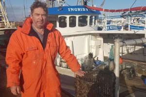 Hensynsløst Chikane-fiskeri fra hollandsk bomtrawler og en flyshooter  Foto: skipper Jens Frederichen der har mistet 391 tejner inden for kun en enkelt måned