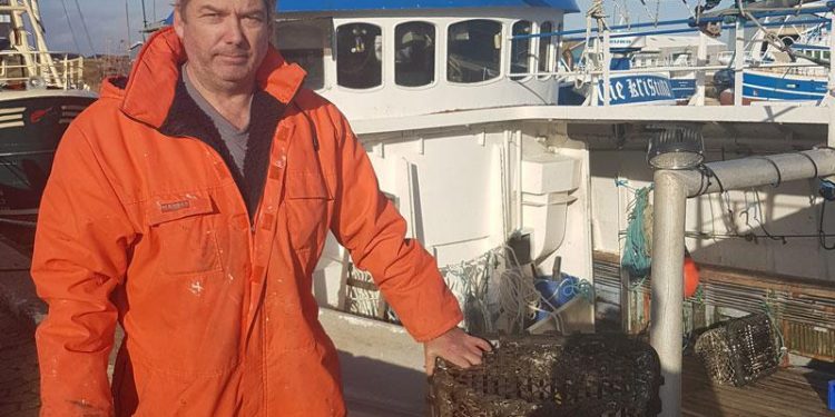Hensynsløst Chikane-fiskeri fra hollandsk bomtrawler og en flyshooter  Foto: skipper Jens Frederichen der har mistet 391 tejner inden for kun en enkelt måned