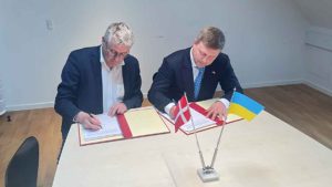 Minister for fødevarer, landbrug og fiskeri Jacob Jensen (V) og den ukrainske landbrugsminister, Vitaliy Koval, skriver under. Foto: Fødevareministeriet