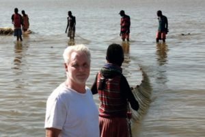 Jeppe Kolding er professor i skeribiologi ved Bergen Universitet og har erfaring fra feltarbejde i 25 u-lande. Her ses han sammen med lokale i en af Afrikas største søer, Turkanasøen, tilbage i 2010. foto: FF Skagen / Peder Heller