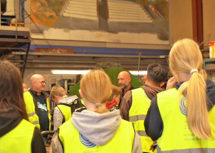 I år fejrer Hjørring Kommunes »Workforce of the Future« 10 års jubilæum, hvor elever fra 8. klasse får mulighed for at se, hvad Hirtshals' erhvervsliv har at tilbyde.  foto: Hirtshals Havn 