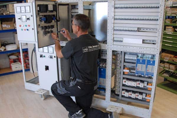 Read more about the article Hvide Sande elektriker gør sig klar til større opgaver