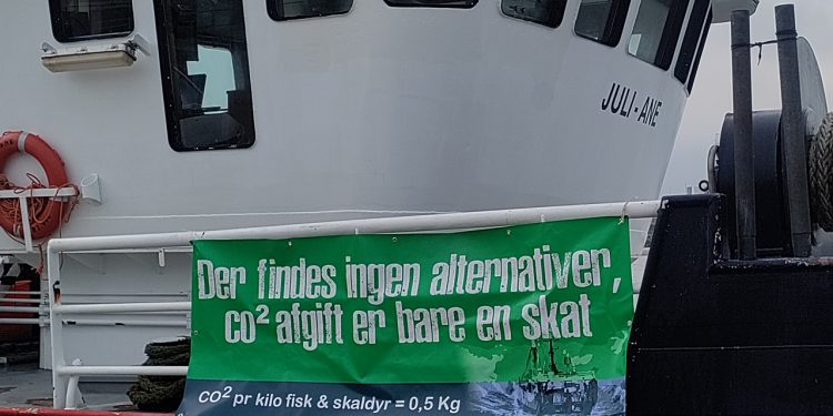 Lokale fiskere fra Hvide Sande protesterer også over SVM-Regeringens afgifter - Verner Møller skipper på Juli-Ane