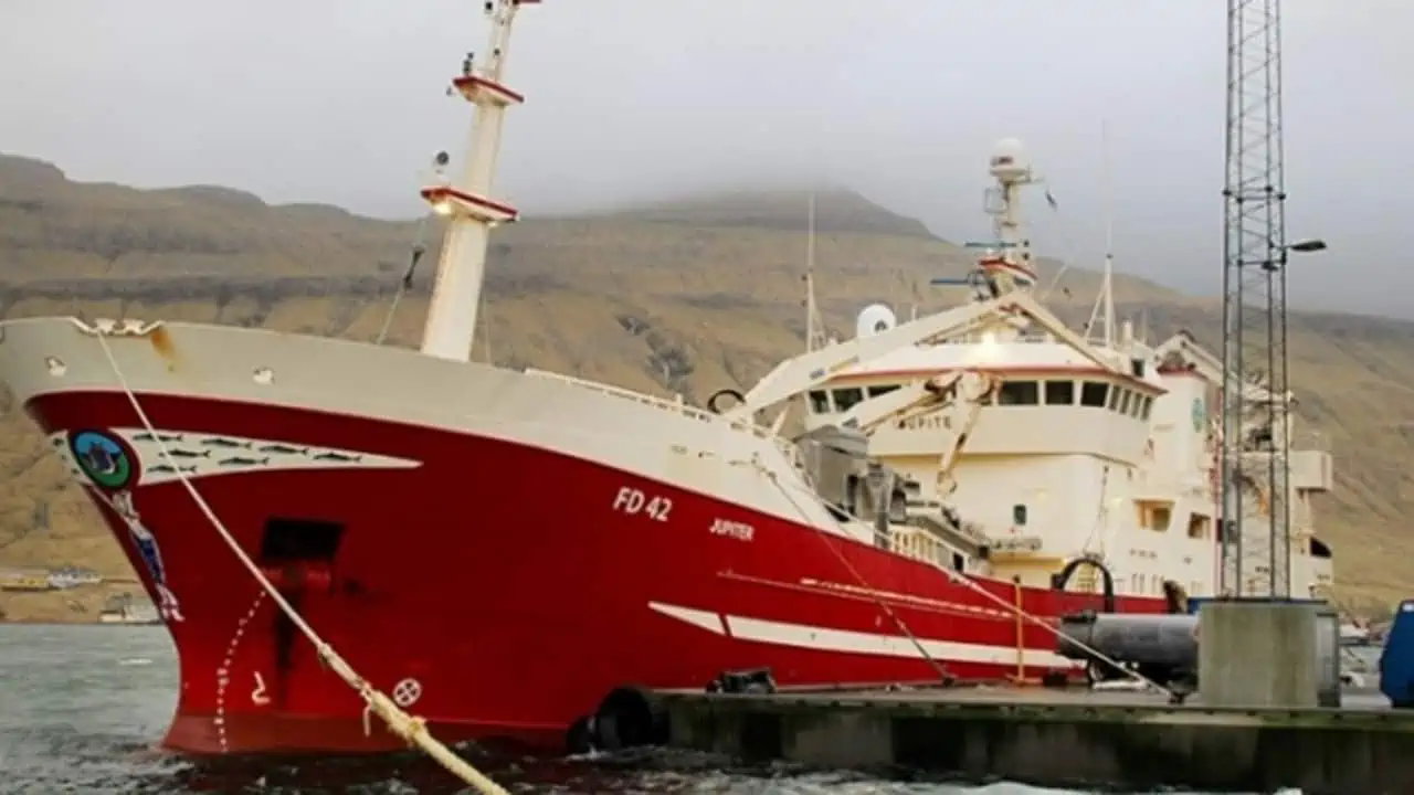 Read more about the article Færøerne: Trawlerne henter silden i Islandsk farvand