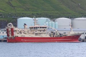 Ved fiskemelsfabrikken Pelagos i Fuglefjord mærker man også til den mindre mængde makrel der landes. Den færøske trawler **Jupiter** landede i sidste uge en last på 100 tons makrel til Pelagos, som de havde fisket ud for Færøerne. foto: KiranJ