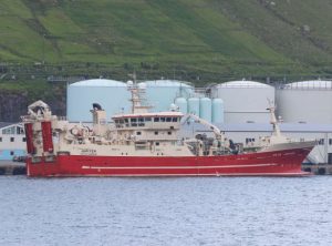 Ved fiskemelsfabrikken Pelagos i Fuglefjord mærker man også til den mindre mængde makrel der landes. Den færøske trawler **Jupiter** landede i sidste uge en last på 100 tons makrel til Pelagos, som de havde fisket ud for Færøerne. foto: KiranJ