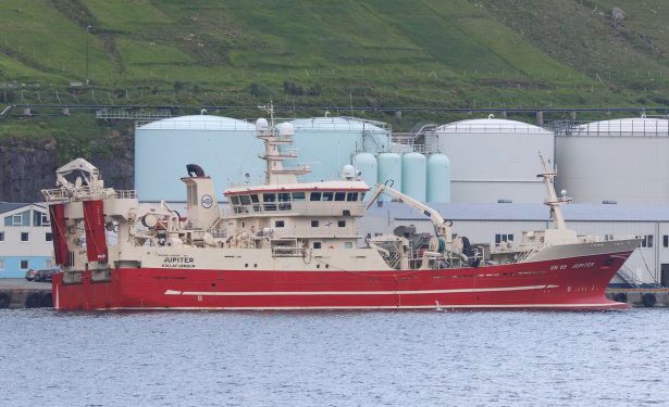 Ved fiskemelsfabrikken Pelagos i Fuglefjord mærker man også til den mindre mængde makrel der landes. Den færøske trawler **Jupiter** landede i sidste uge en last på 100 tons makrel til Pelagos, som de havde fisket ud for Færøerne. foto: KiranJ