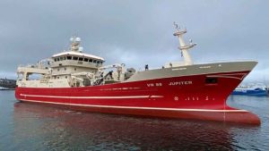 Den store trawler »Jupiter« med en længde på over 76 meter og en bredde på 15 meter, har nu hjemhavn i Klaksvík, hvorfra den nu fremover skal stævne ud fra. foto: FS Fiskur.fo