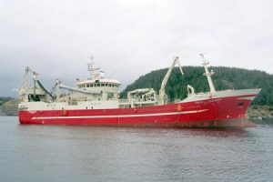 Danmark presser på for en forhandlingsløsning i sildestriden.Arkiv foto: Færøsk trawler fisker sild og makrel - Fotograf: AndreasM - FiskerForum