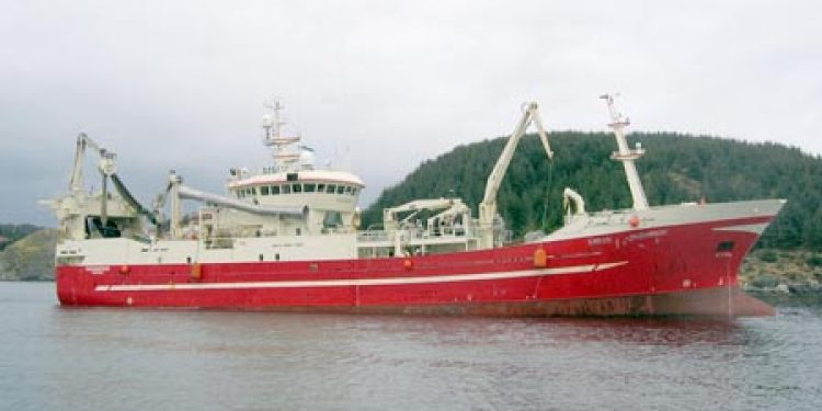 Danmark presser på for en forhandlingsløsning i sildestriden.Arkiv foto: Færøsk trawler fisker sild og makrel - Fotograf: AndreasM - FiskerForum