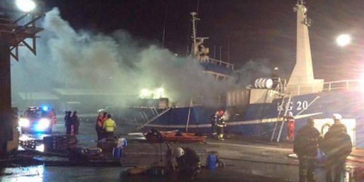 Fisker omkommet ved brand.  Foto: Brand i KG 20 Pison ved kajen Leirvik Havn på Færøerne - Skipini