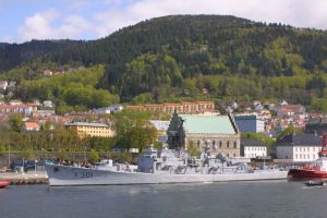 Forsvaret vil ikke hæve eller flytte vragdelene fra fregatten »KNM Bergen«, som i september blev sænket på fiskefeltet Svensgrunnen. Det vurderes ikke at være samfundsøkonomisk forsvarligt, skriver Forsvaret i et brev til organisationen Fiskebåt. foto: wikip