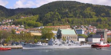 Forsvaret vil ikke hæve eller flytte vragdelene fra fregatten »KNM Bergen«, som i september blev sænket på fiskefeltet Svensgrunnen. Det vurderes ikke at være samfundsøkonomisk forsvarligt, skriver Forsvaret i et brev til organisationen Fiskebåt. foto: wikip