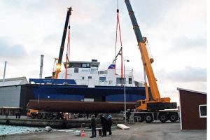 Kulfiber fartøj løftes over kajen på Skagen Havn.  foto: Seastrider til A2sea  Fotograf: Skagen Havn