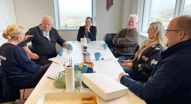 Over kaffe på Nordhavnsvej satte formand for Sydvestjysk Fiskeriforening, Thomas Rahbek Sloth, sammen med Vestværftets administrerende direktør Michael Boel Olesen fokus på de udfordringer, som fiskeriet og de maritime erhverv møder i hverdagen. foto: Fiskerforum.dk 