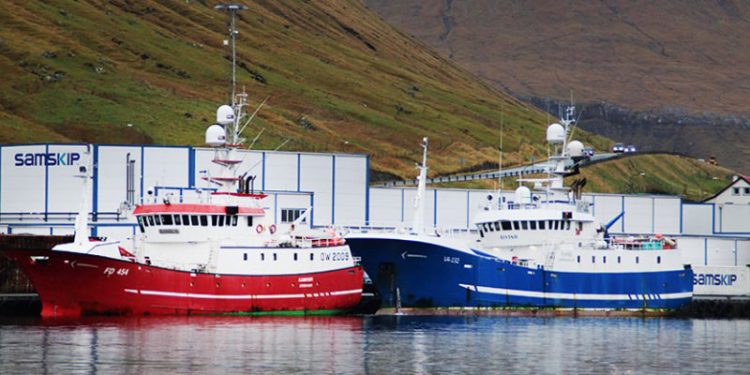Nyt fra Færøerne uge 14 - Foto: Både Kambur og Eivind landede fisk fanget ved Island - Skipini