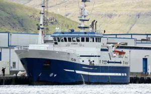 Det færøske fryselineskib »Kambur« er vendt hjem efter et længere og yderst succesfuldt togt på Atlanten. Skibet lagde i ugens løb til kaj i Kollafjord med en solid last, der vidner om et godt fiskeri ved både Østgrønland og det fjerne Flemish Cap. foto: GN Fiskur.fo