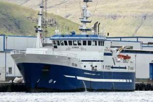 Det færøske fryselineskib »Kambur« er vendt hjem efter et længere og yderst succesfuldt togt på Atlanten. Skibet lagde i ugens løb til kaj i Kollafjord med en solid last, der vidner om et godt fiskeri ved både Østgrønland og det fjerne Flemish Cap. foto: GN Fiskur.fo