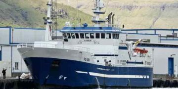 Det færøske fryselineskib »Kambur« er vendt hjem efter et længere og yderst succesfuldt togt på Atlanten. Skibet lagde i ugens løb til kaj i Kollafjord med en solid last, der vidner om et godt fiskeri ved både Østgrønland og det fjerne Flemish Cap. foto: GN Fiskur.fo