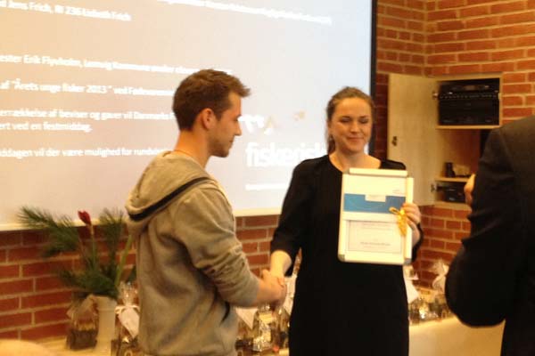 Read more about the article Hækkerup overrækker prisen for årets unge fisker 2013 på Fiskeriskolen i Thyborøn