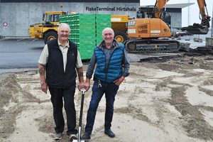 Første spadestik til nyt kassevaskeri på Hirtshals Havn. Foto: Knud Damgaard og »Niller« ved det nye kassevaskeri i Hirtshals - Hirtshals Havn