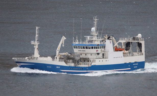 Trawleren »Katrin Jóhanna« kom ind med 1.700 tons blåhvilling, tilsvarende landet til Havsbrún. foto: Kiran J